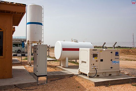Irak, Al-Hindiyah, 18.03.2014 r. Generator energii elektrycznej wytwarzajacy prad dla posesji oddalonej od trakcji elektrycznej.